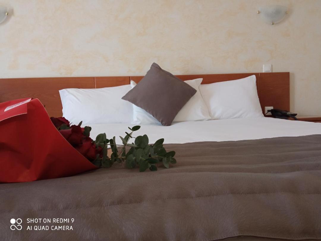 City Gate Hotel Airport Tesalonika Bagian luar foto